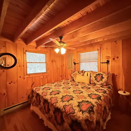 Log Cabin, Hot Tub, Secluded Close To Town